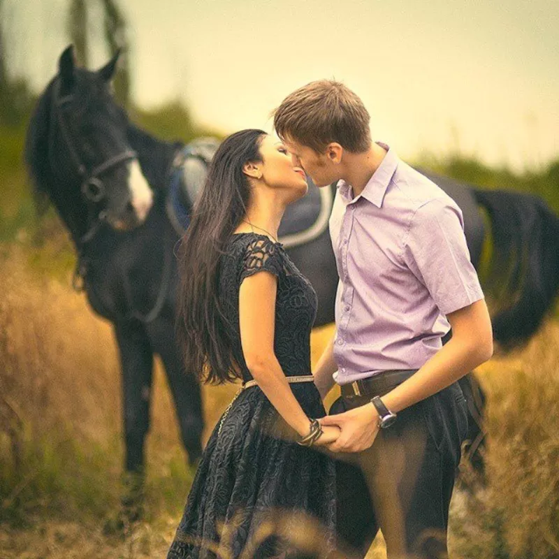 Конные прогулки дон. Романтическая фотосессия на лошадях. Влюбленные лошади. Пара верхом на лошадях. Пара лошадей.